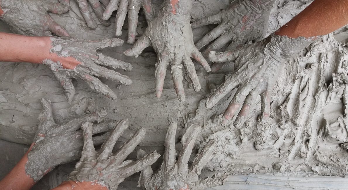 Hænder i mudder