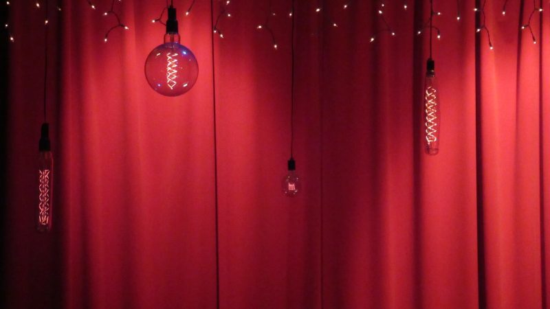 rød gardin med lamper hængende foran