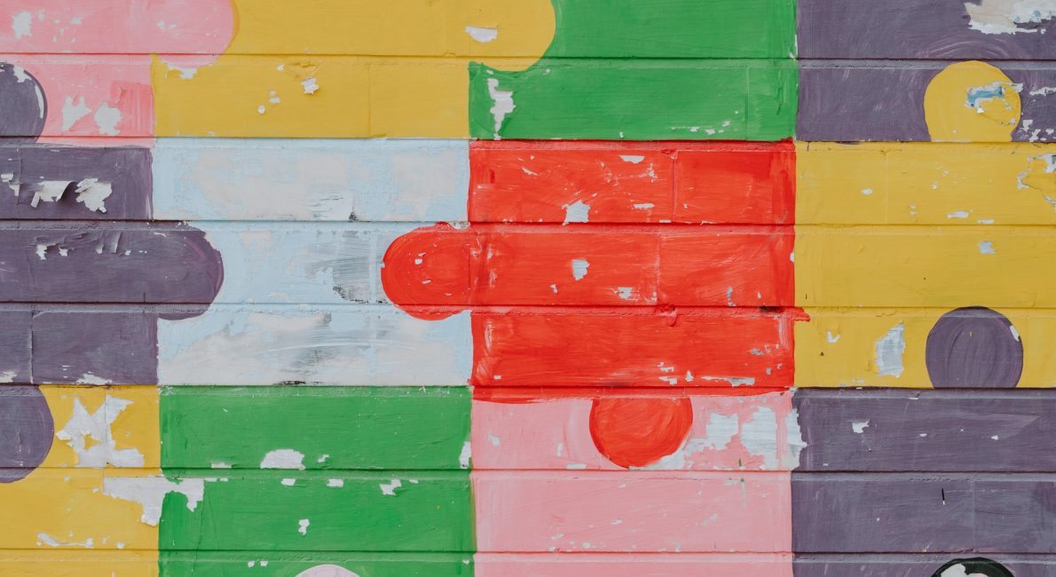 puslespilsbrikker malet på væg i forskellige farver