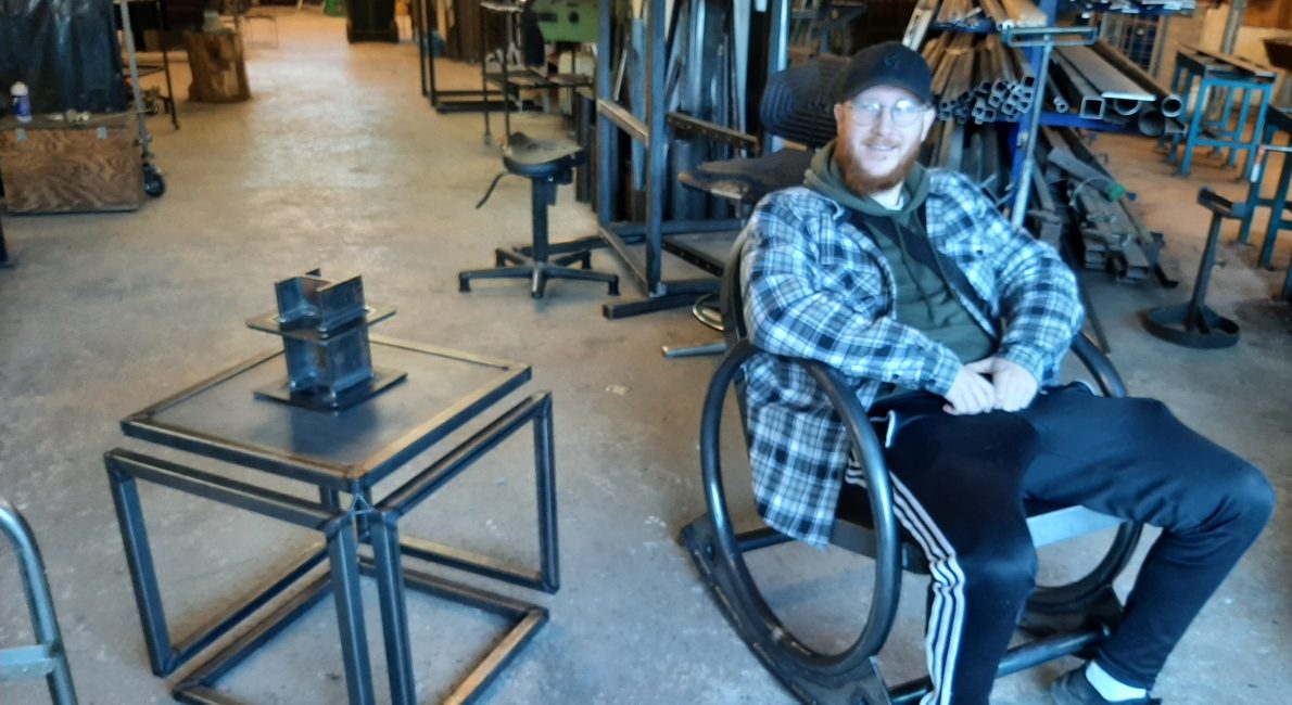 Jacob sidder i sin smedede gyngestol ved siden af sit bord