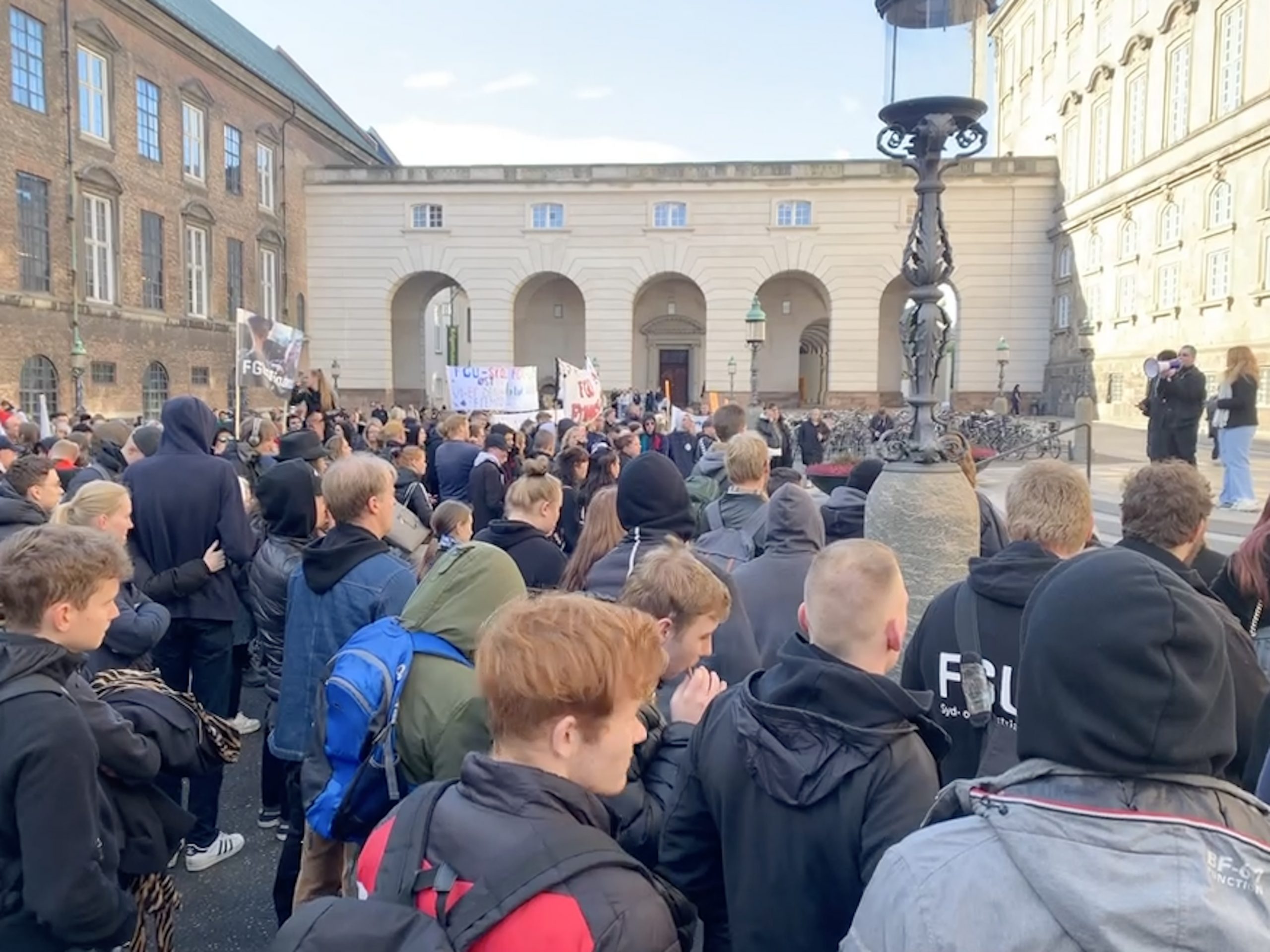 FGU-elever og lærere fra hele landet foran Christiansborg