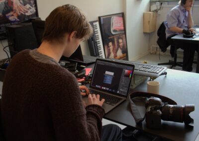 Foto af elever i undervisningen