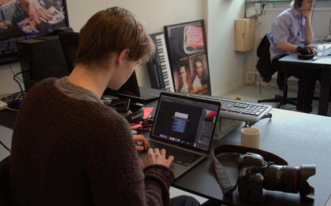 Foto af elever i undervisningen
