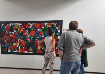 Fin fernisering på elevkunst i Albertslund