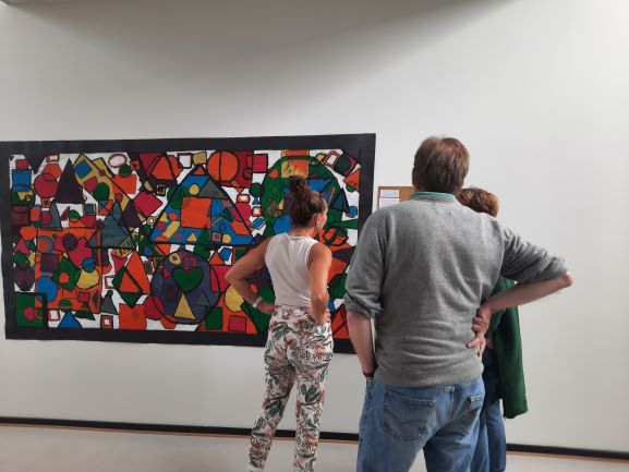 Fin fernisering på elevkunst i Albertslund