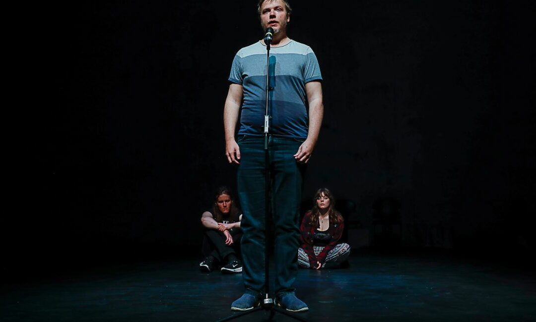HVAD ER DER GALT MED JER!? – premiere på dramaholdets forestilling på Edison-scenen