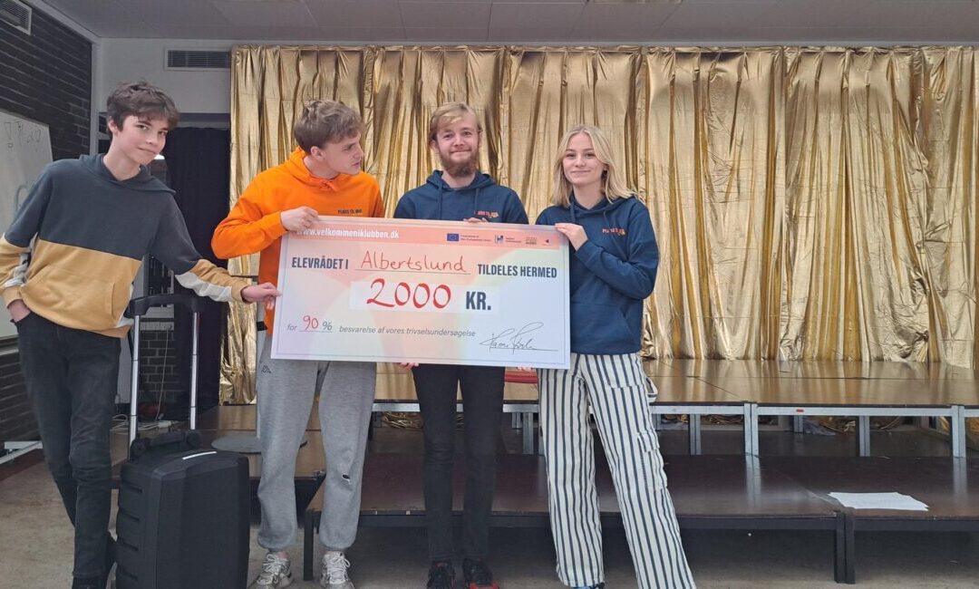 Fede checks til elevrådene for flotte svarprocenter