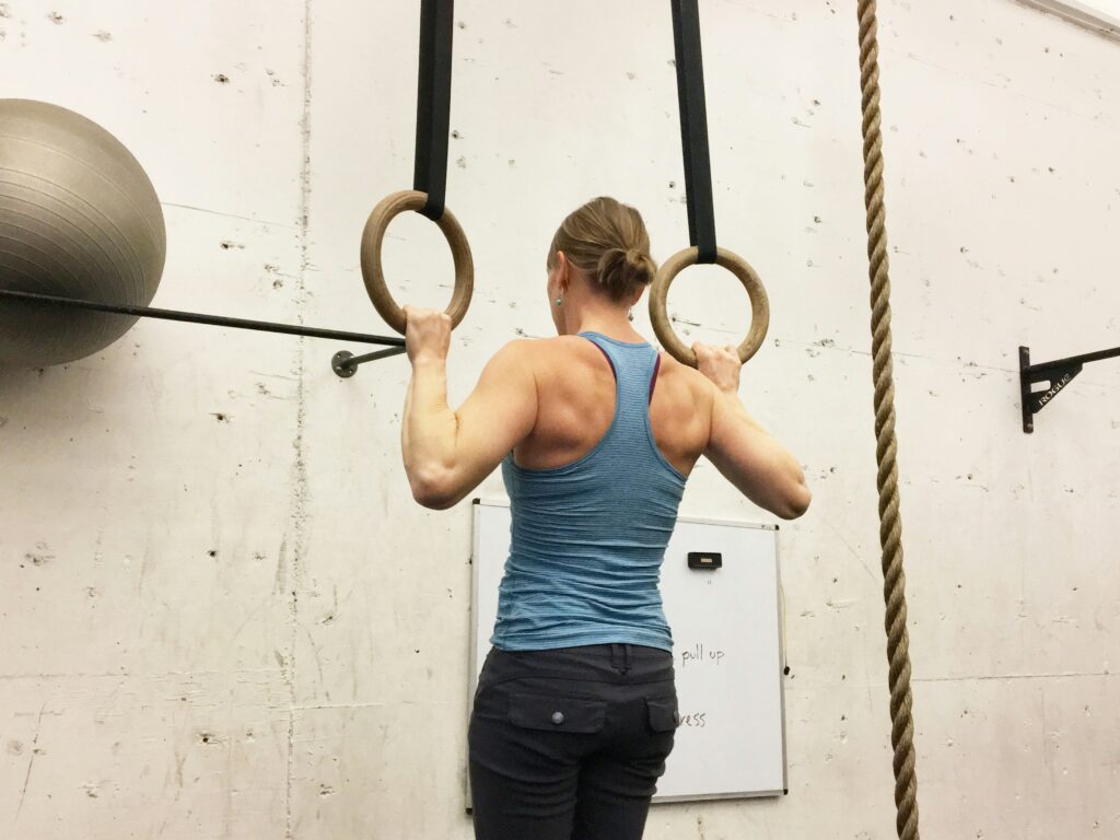 Foto af kvinde, der laver pull-ups
