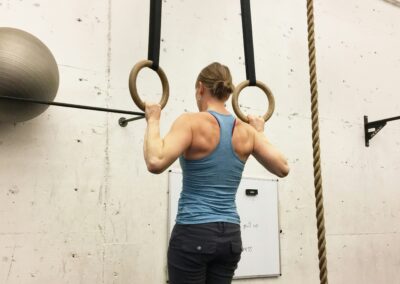 Foto af kvinde, der laver pull-ups